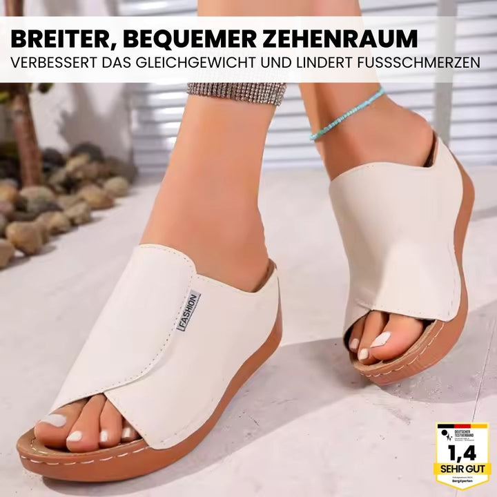 Ergonomische, antislip dames badslippers in het wit, ideaal voor comfort en stabiliteit.