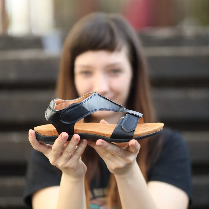 Ergonomische Damensandalen mit rutschfester Sohle, beige und federnd, unterstützen Fußausrichtung für maximalen Komfort.