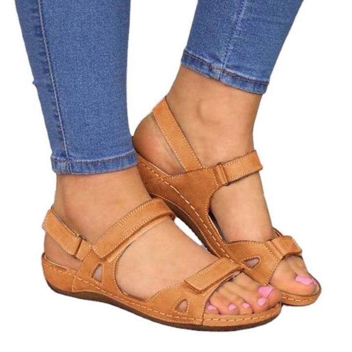 Grijze stijlvolle dames sandalen, ergonomisch ontworpen voor ultiem zomercomfort en pijnvrije voeten.
