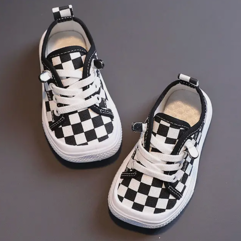 Duurzame ergonomische FlexiSteps barefoot kinderschoenen, perfect voor actieve kleuters tijdens buitenspel.