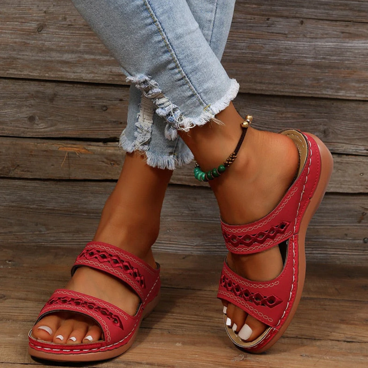Modieuze oranje orthopedische damessandalen, perfect voor zowel comfort als stijl in de zomer.