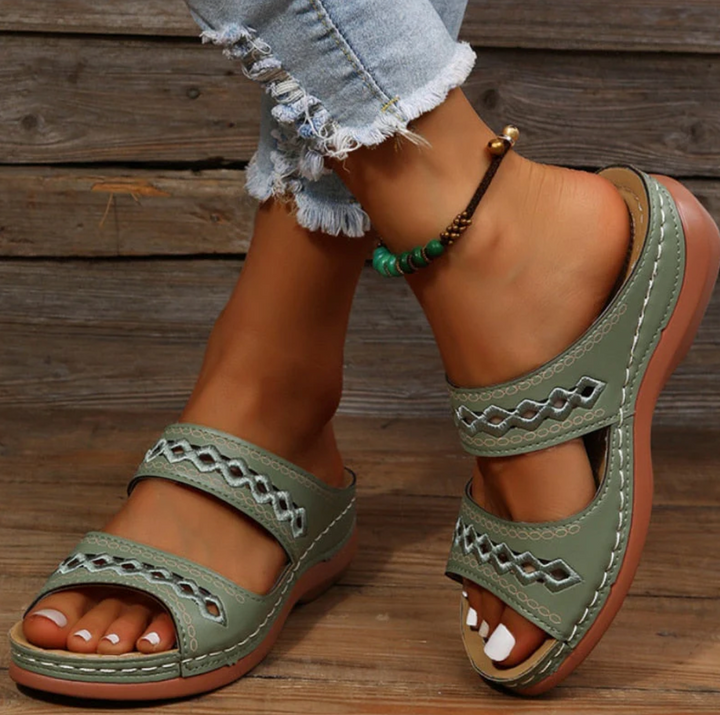 Rode orthopedische sandalen voor dames, met groen design voor een frisse look.