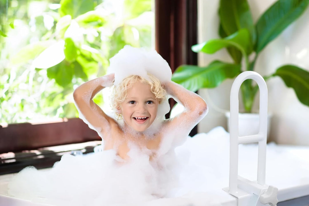 Witte, ergonomische badkuiphandgreep voor senioren die zorgt voor veilige ondersteuning zonder montage.