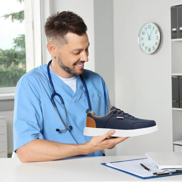 Ergonomische dames sneaker met antislipzool, brede teenruimte en ademend materiaal voor comfort en grip.