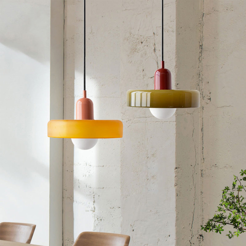 Kleurrijke glazen hanglamp in Bauhausstijl met groene, witte en gele kleuren, elegant design voor sfeervolle verlichting