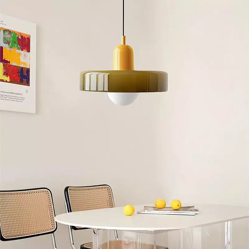 Kleurrijke glazen hanglamp in Bauhausstijl met groene, witte en gele kleuren, elegant design voor sfeervolle verlichting