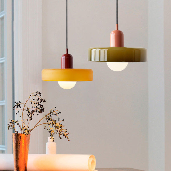 Kleurrijke glazen hanglamp in Bauhausstijl met groene, witte en gele kleuren, elegant design voor sfeervolle verlichting