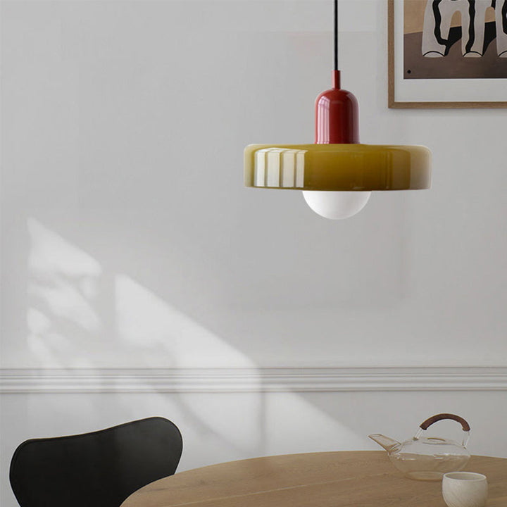 Kleurrijke glazen hanglamp in Bauhausstijl met groene, witte en gele kleuren, elegant design voor sfeervolle verlichting