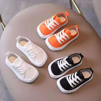 Kleurrijke kinder barefoot sneakers, flexibel en ergonomisch, met antislipzool voor natuurlijke bewegingsvrijheid.