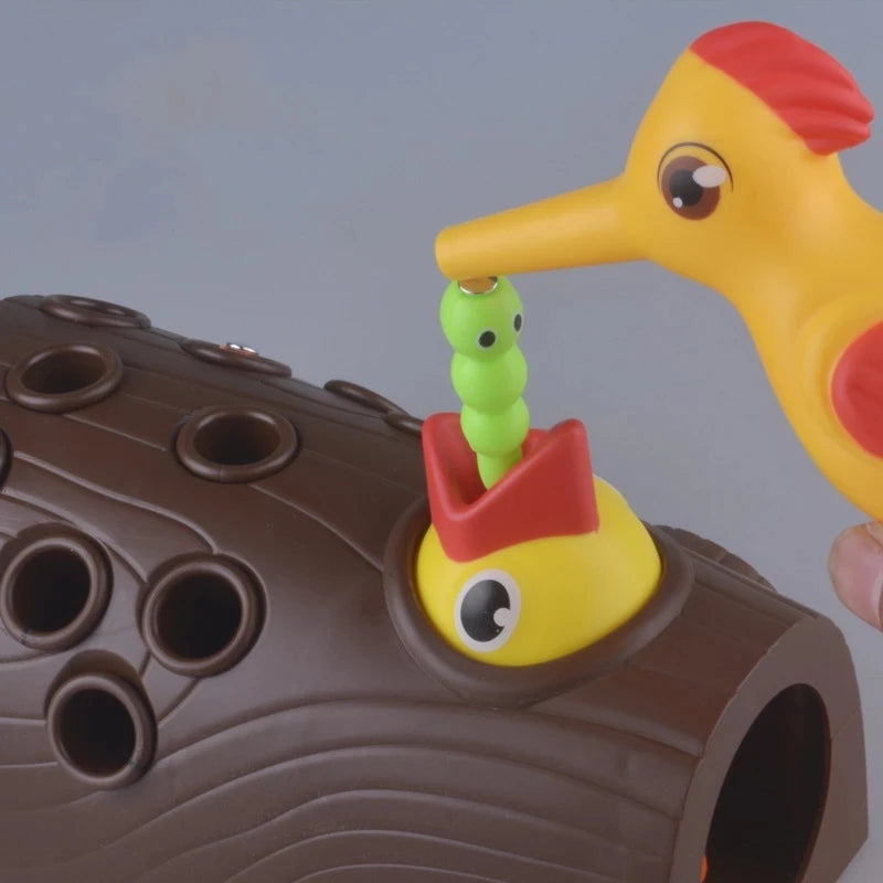 Kleurrijk magnetisch spechtspel om de fijne motoriek en creativiteit bij kinderen te stimuleren, met een levendig design.