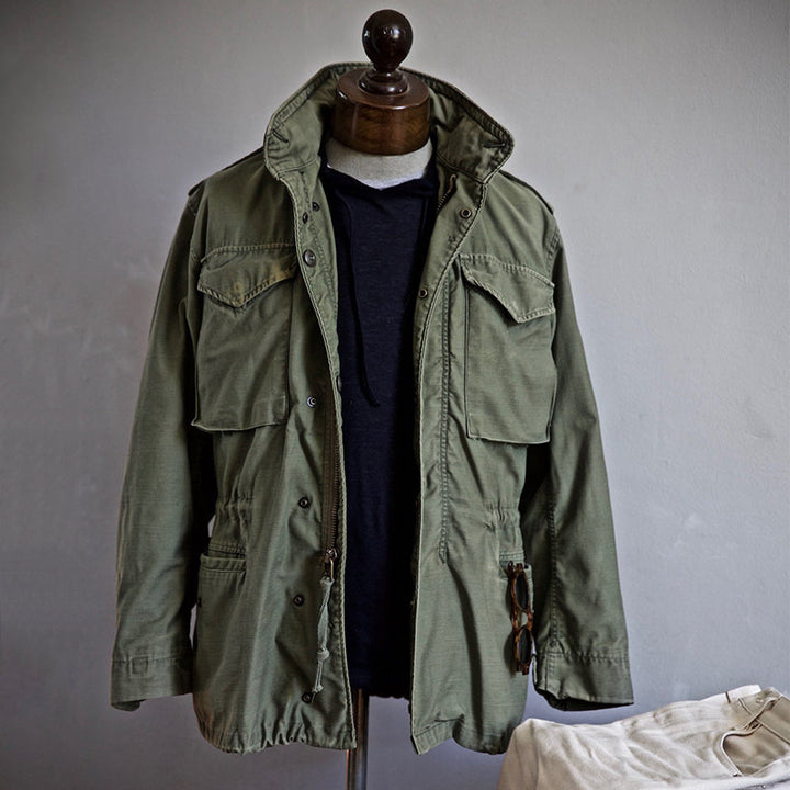 Vintage veldjas, olijfgroen, herenmode, geïnspireerd op militaire stijl, met praktische zakken, iconisch en robuust