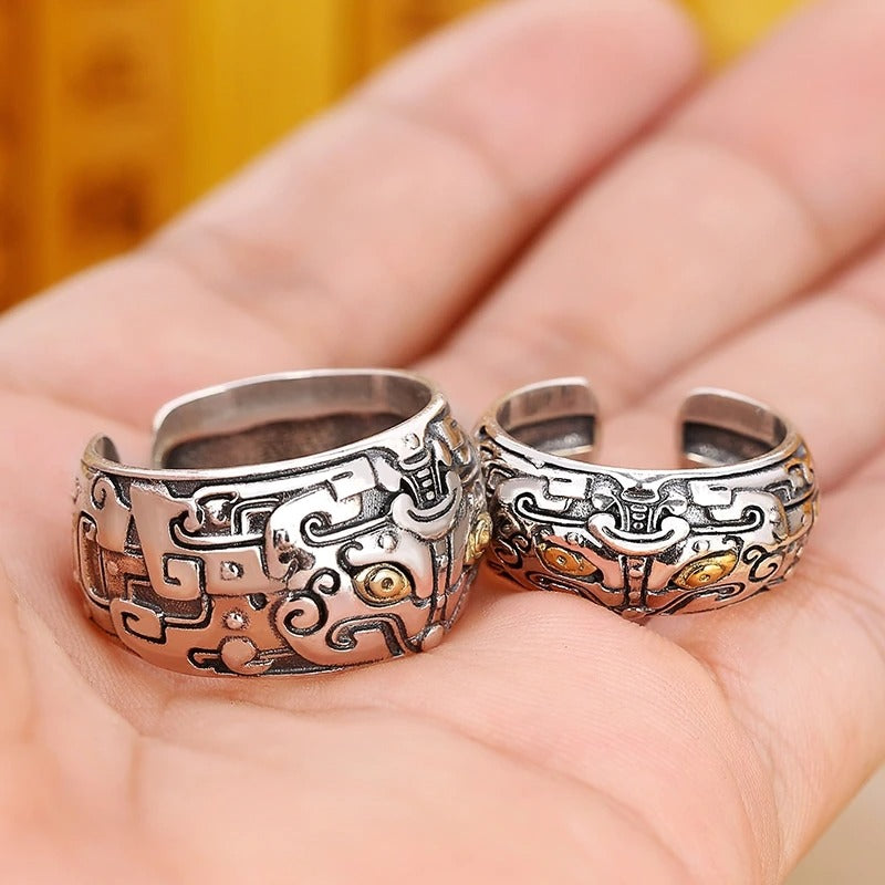 Detail van hand met feng shui drakenring, symbool van rijkdom, geluk en bescherming.