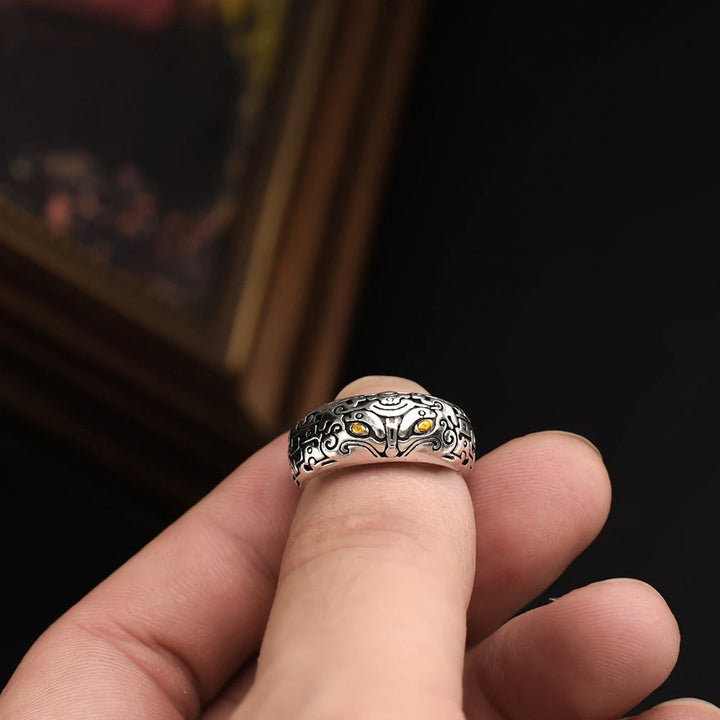 Elegante retro drakenring, een feng shui gelukssymbool voor rijkdom en persoonlijke voorspoed.