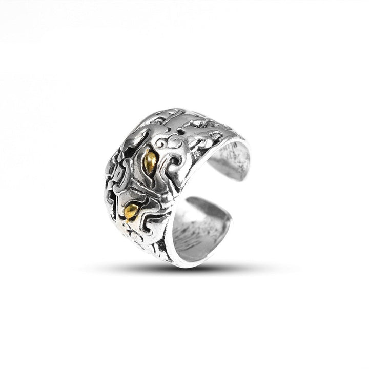 Gedetailleerde metalen drakenring, een feng shui talisman voor geluk, rijkdom en bescherming.