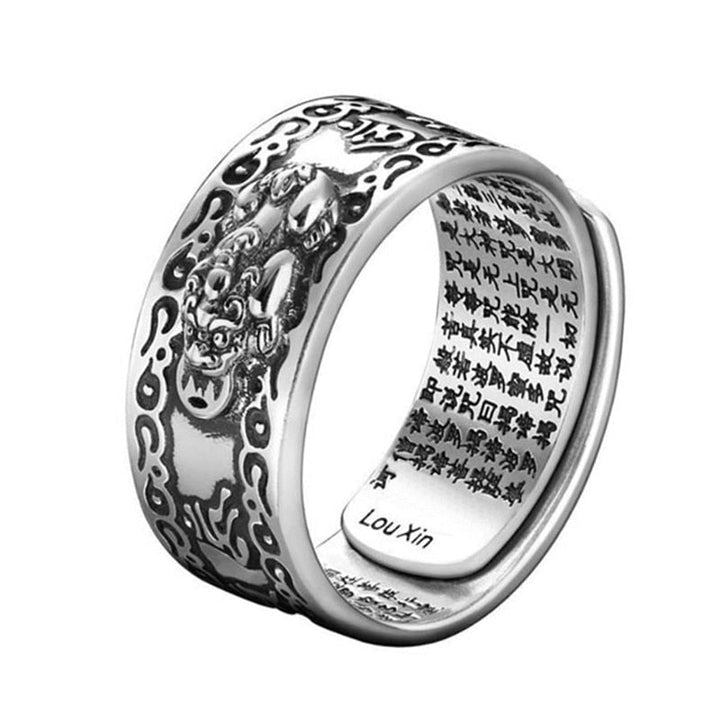 Close-up van retro drakenring, symbool van rijkdom en geluk, een spiritueel mode-item.