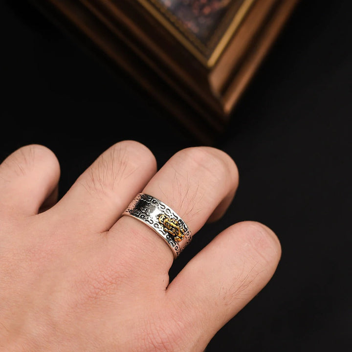 Glanzende metalen drakenring, een feng shui geluksbrenger voor rijkdom en voorspoed.