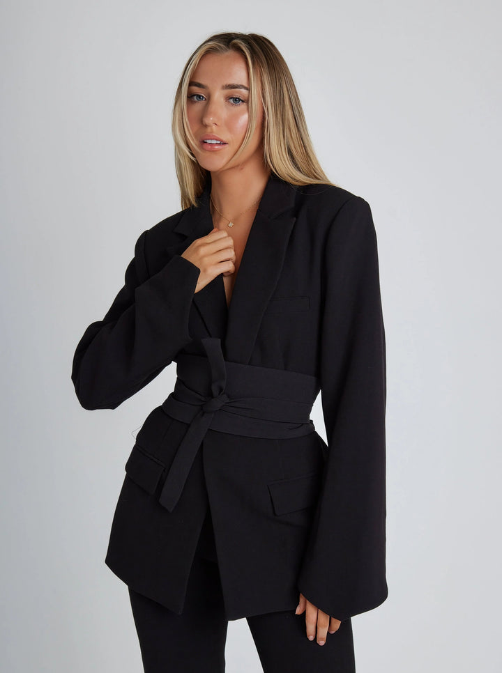 Dames getailleerde blazer met riem, stijlvol gesneden, verkrijgbaar in zwart, khaki en wit.