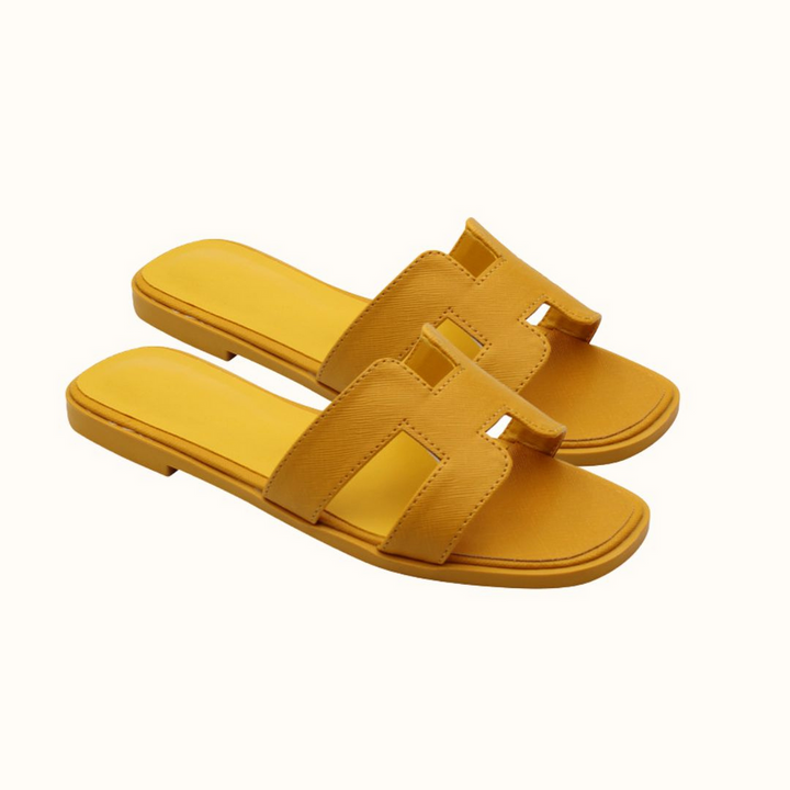 Comfortabele platte damessandalen van synthetisch leer, ideaal voor zomer en dagelijks gebruik.