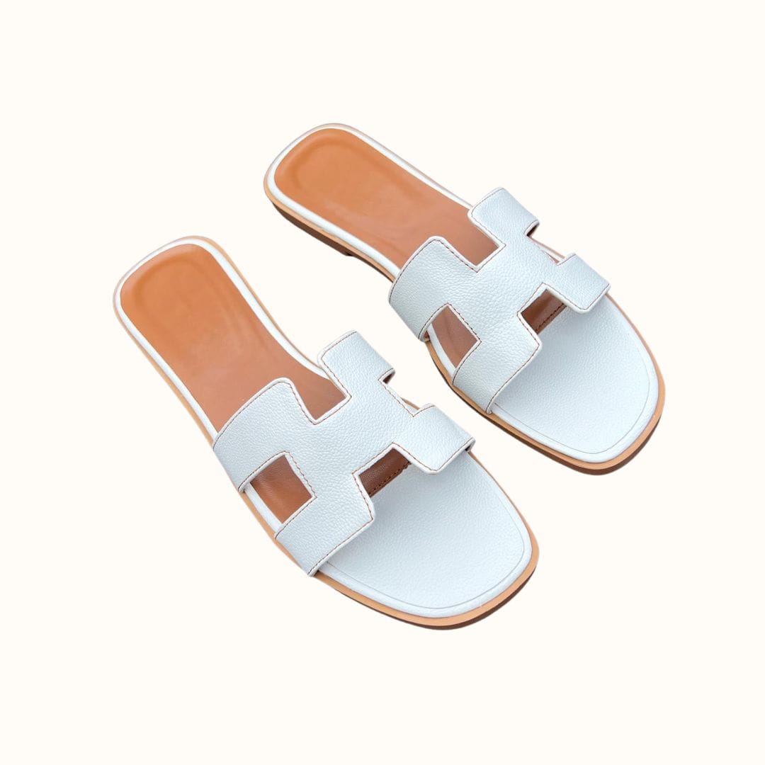 Comfortabele platte damessandalen van synthetisch leer, ideaal voor zomer en dagelijks gebruik.