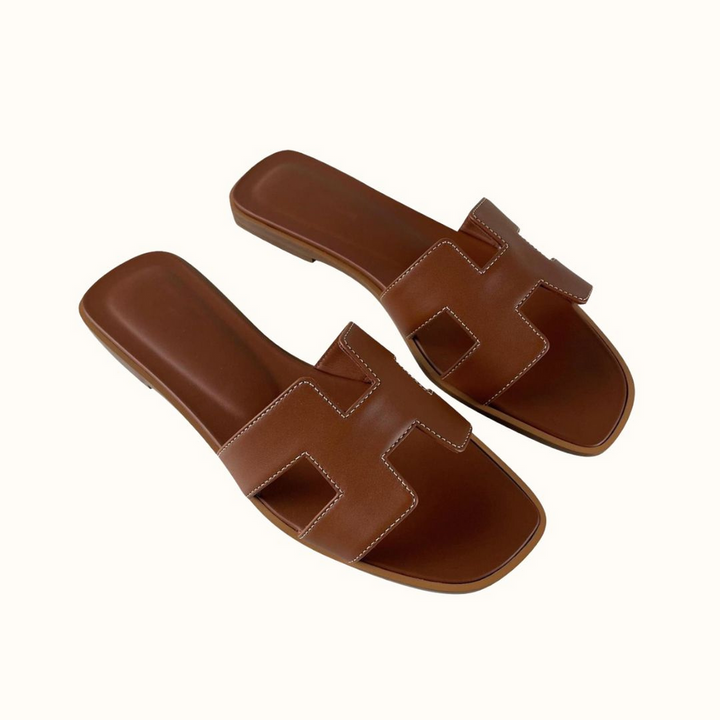 Comfortabele platte damessandalen van synthetisch leer, ideaal voor zomer en dagelijks gebruik.
