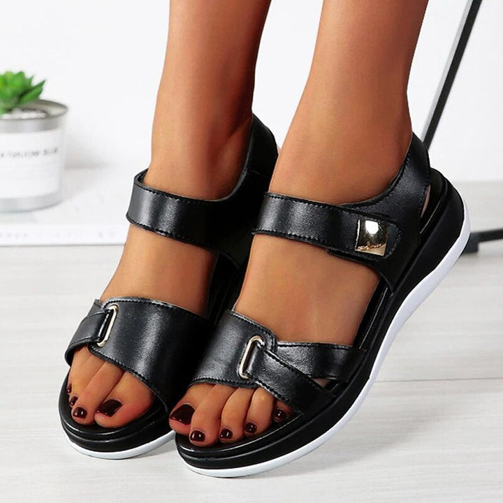 Platte sandalen met verstelbare banden en antislipzool, ideaal voor dagelijks gebruik en vrije tijd, zijaanzicht