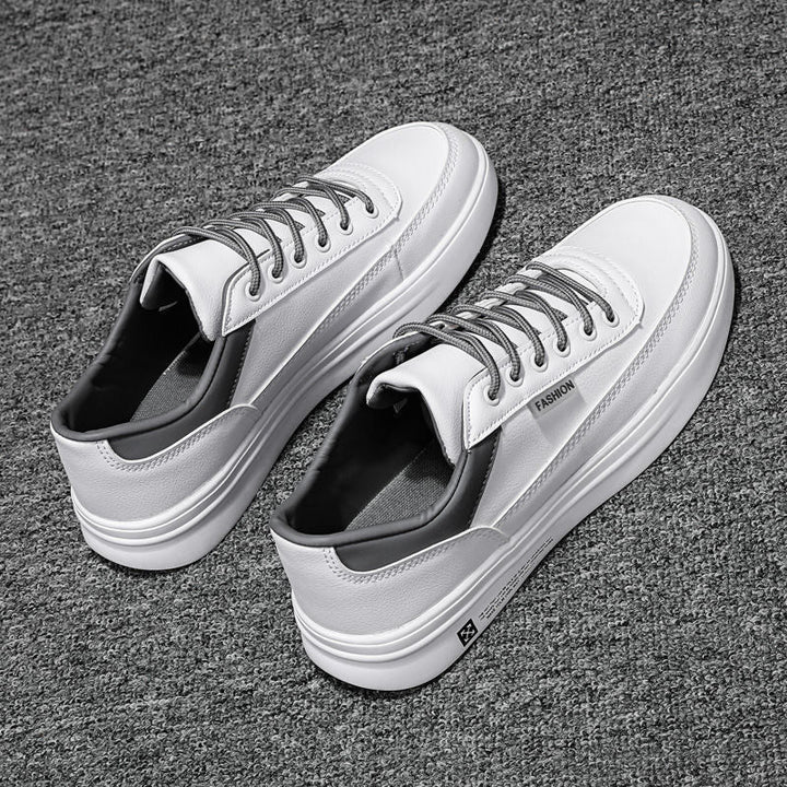 Heren witte rubberen platte schoenen, elegant design, duurzaam, met gedempte inlegzolen voor comfort.
