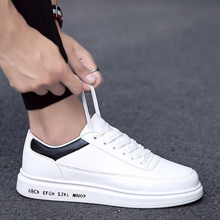 Heren witte rubberen platte schoenen, elegant design, duurzaam, met gedempte inlegzolen voor comfort.
