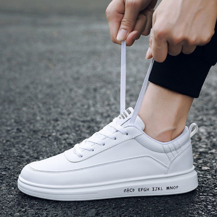 Heren witte rubberen platte schoenen, elegant design, duurzaam, met gedempte inlegzolen voor comfort.