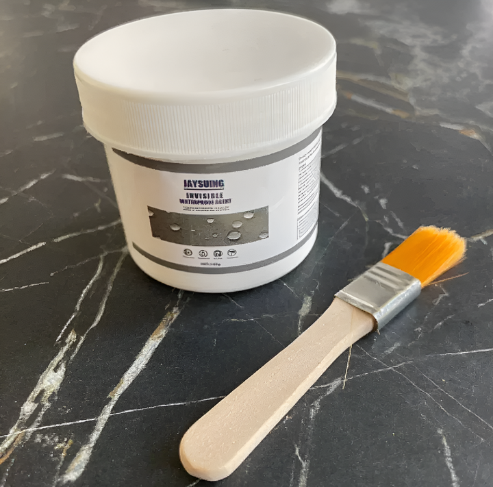 Transparante EasyStick waterdichte coating wordt aangebracht op hout voor duurzame vocht- en schimmelbescherming.