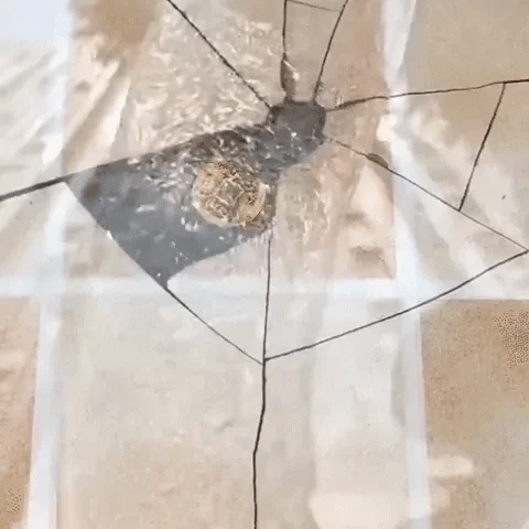 Waterdruppels parelen af van een met EasyStick transparante waterdichte deklaag behandeld oppervlak. Vochtbestendig.