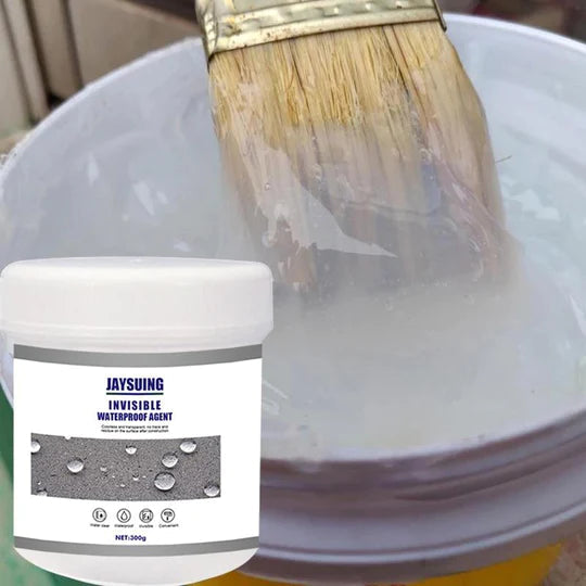 Een persoon brengt EasyStick transparante waterdichte deklaag aan op een oppervlak voor eenvoudige doe-het-zelf bescherming.