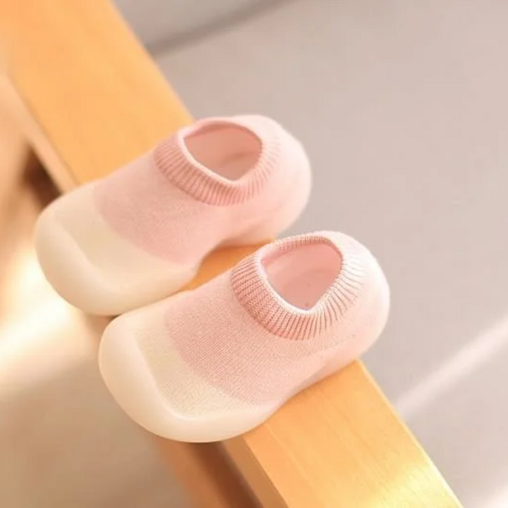 Blotevoetengevoel loopschoenen voor jongens/meisjes, ondersteunt natuurlijke groei tijdens spelen.