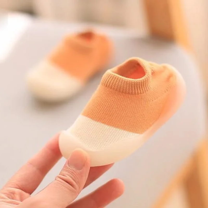Ademende kinderschoenen in barefoot stijl, ideaal voor comfort en gezonde voetontwikkeling.
