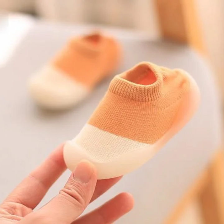 Ademende kinderschoenen in barefoot stijl, ideaal voor comfort en gezonde voetontwikkeling.