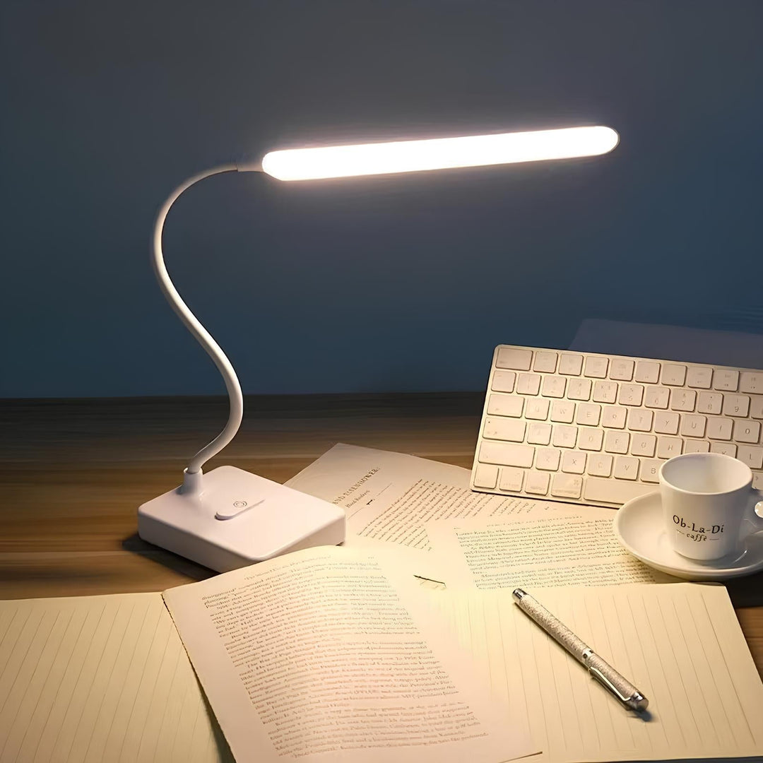 LumoFlex studielamp, USB oplaadbaar of met stekker, flexibel en energiezuinig, perfect voor elk bureau.