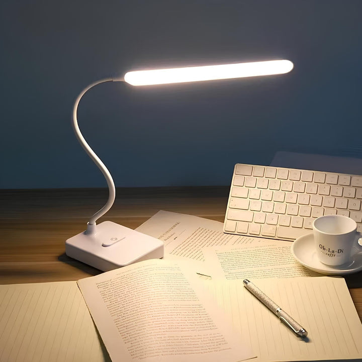 LumoFlex studielamp, USB oplaadbaar of met stekker, flexibel en energiezuinig, perfect voor elk bureau.