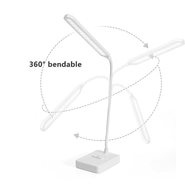 Afbeelding van LumoFlex flexibele bureaulamp op een bureau met een laptop, helder verlichte werkruimte.