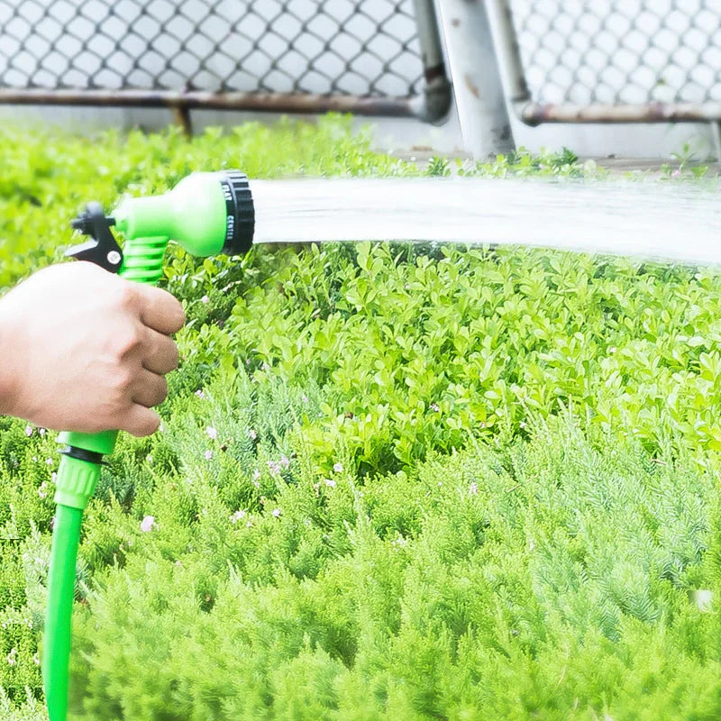 Compacte versus uitgerekte uitzetbare tuinslang met sproeikop, perfect voor eenvoudig watergeven en tuinieren.
