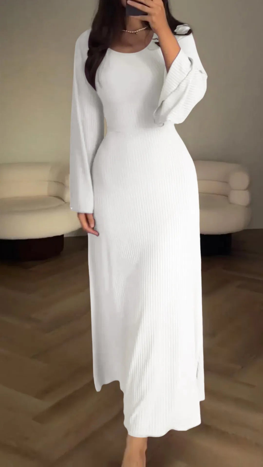 Vooraanzicht vloeiende dames maxijurk, elegant en stijlvol met verfijnde stof, ideaal voor speciale gelegenheden.