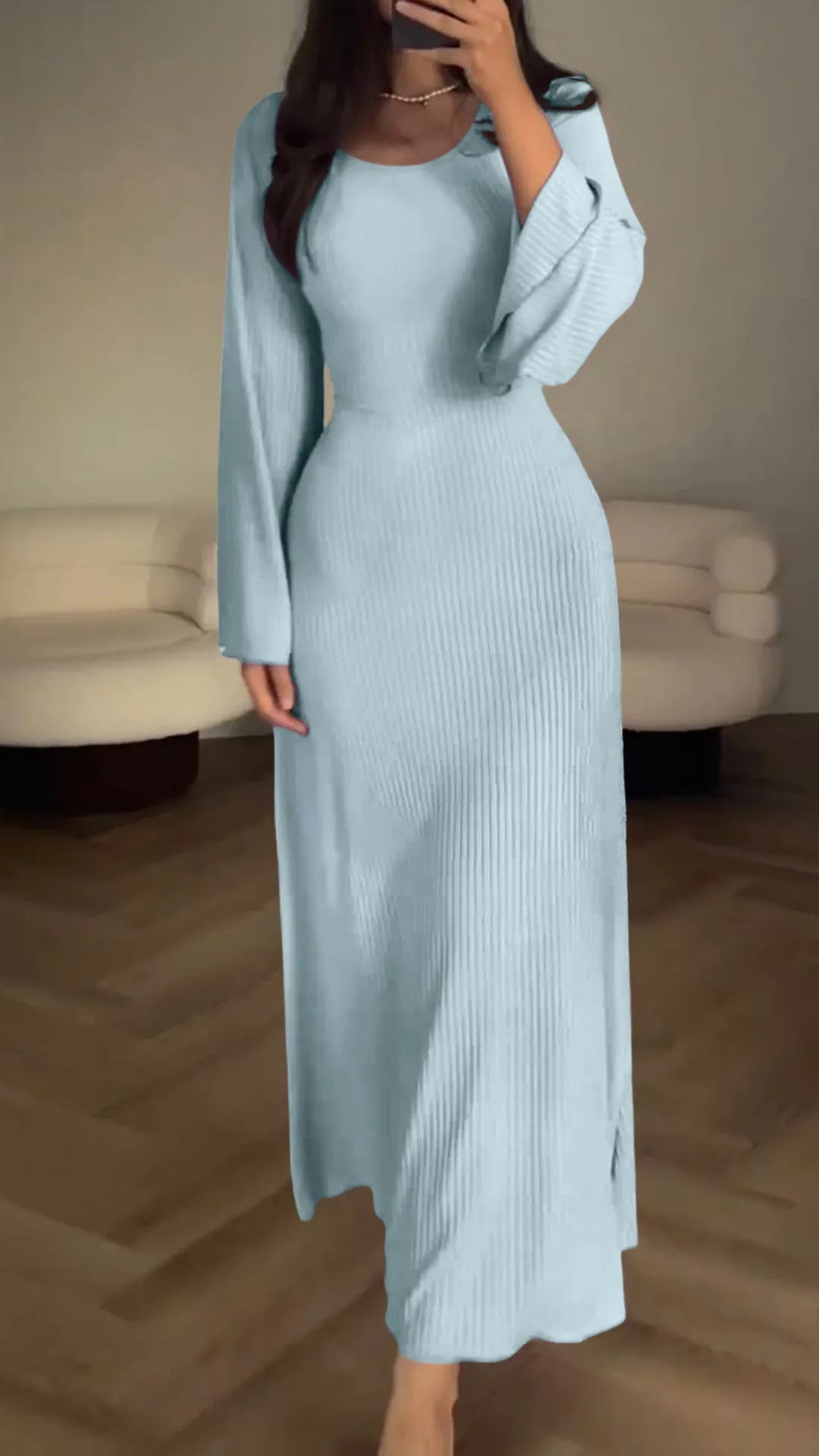 Zijansicht van elegante dames maxijurk met vloeiende pasvorm, perfect voor een chique avond uit.