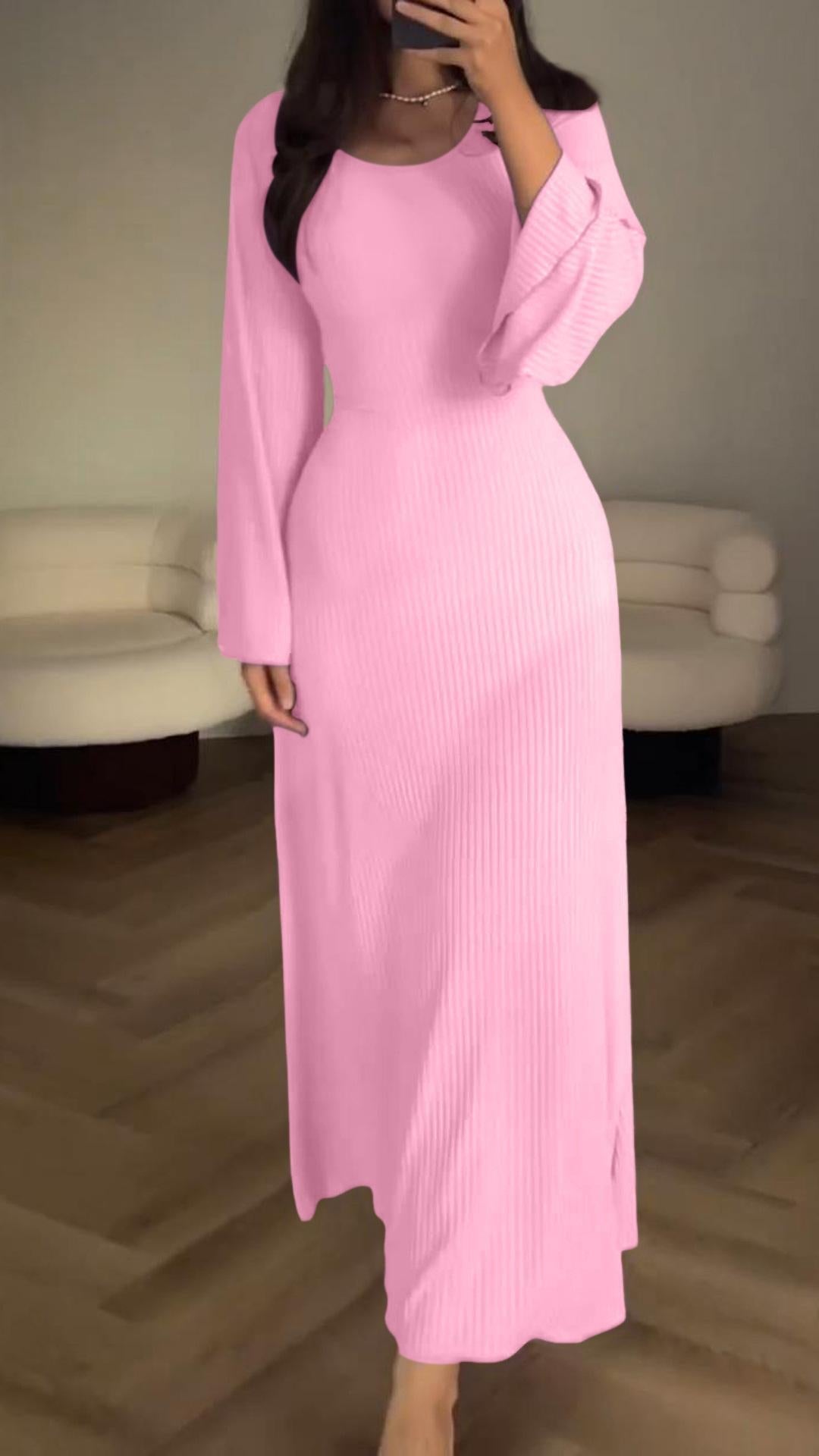 Model poseert in de elegante dames maxijurk, toont comfort en bewegingsvrijheid.