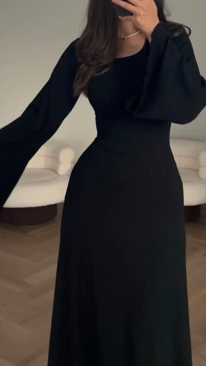 Volledige lengte weergave van de elegante dames maxijurk, accentueert het tijdloze ontwerp.