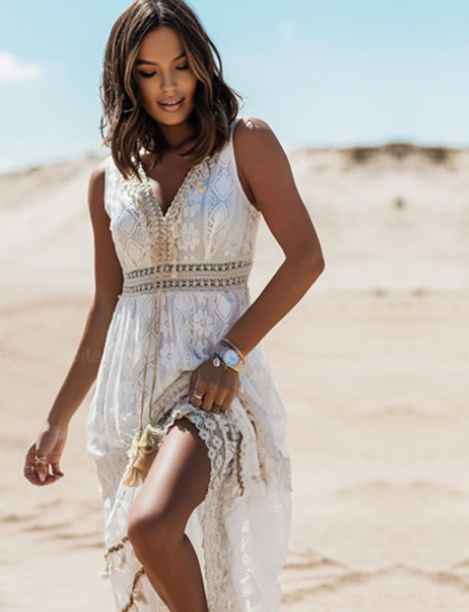 Damesmaxijurk, vloeiend en elegant, perfect voor de zomer en het strand. Toont een stijlvolle, comfortabele pasvorm.