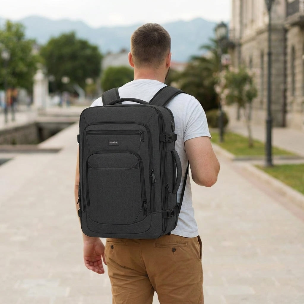 FlightFold waterbestendige reisrugzak in zwart, ideaal voor handbagage en zakenreizen, met laptopvak.