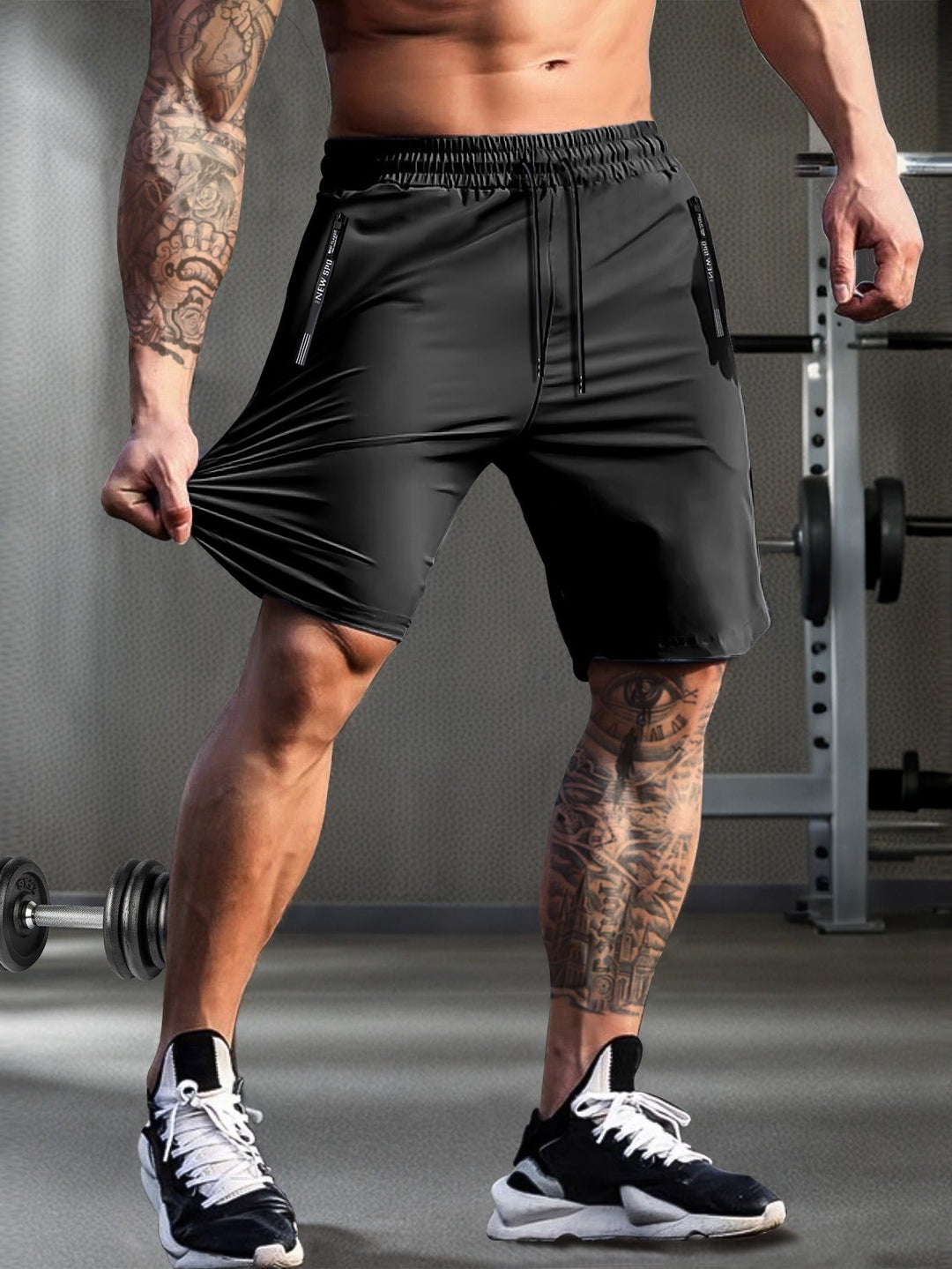 Heren sneldrogende sportshorts in zwart, gedragen door een man in de sportschool, toont stretch en comfort.