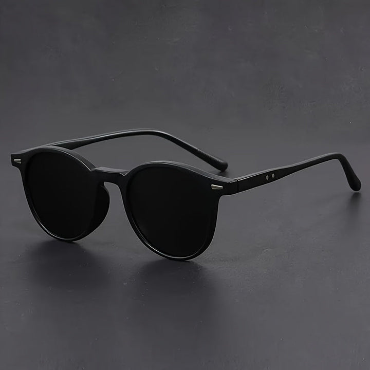 Stijlvolle heren zonnebril, rond model met vintage esthetiek. Een modieus accessoire.