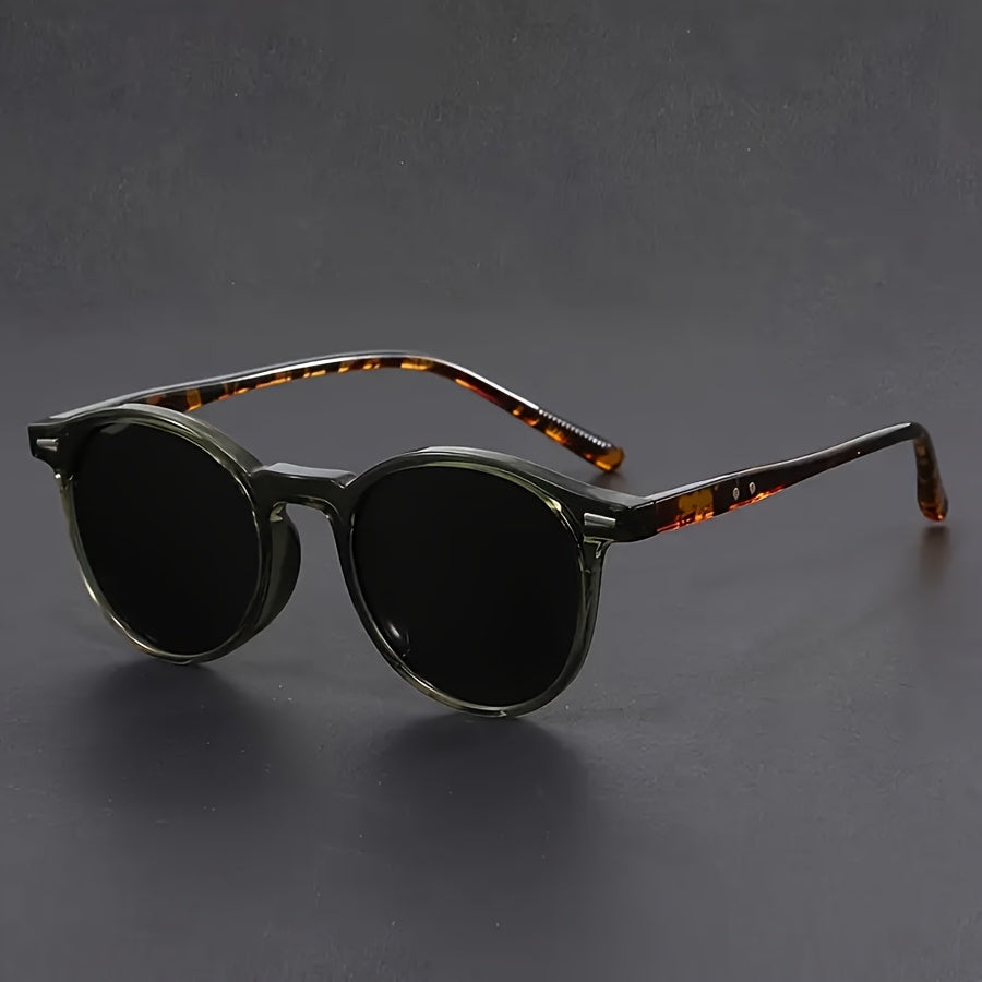 Modieuze retro heren zonnebril met ronde glazen, perfect als vintage accessoire voor elke look.