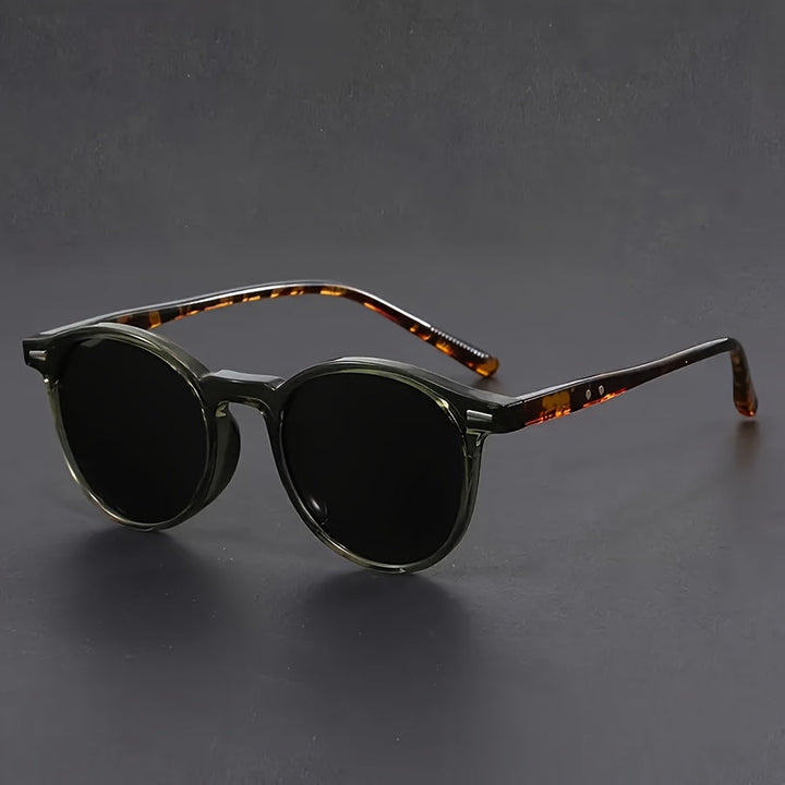 Modieuze retro heren zonnebril met ronde glazen, perfect als vintage accessoire voor elke look.