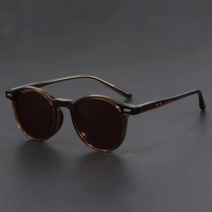 Casual lichtgewicht heren zonnebril met trendy ronde vorm, ideaal voor een relaxte streetstyle.