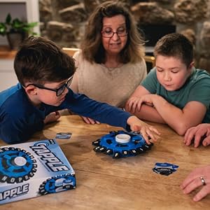 Vrolijk Tapple familiespel met kleurrijk plastic wiel, perfect voor snelle familiespellen en creatieve woorduitdagingen